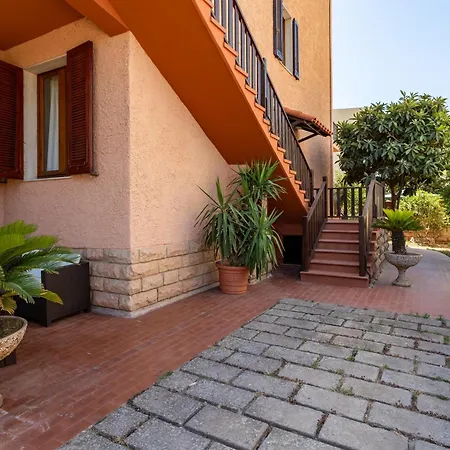 La Mimosa Garden - Parking Available Apartment *
